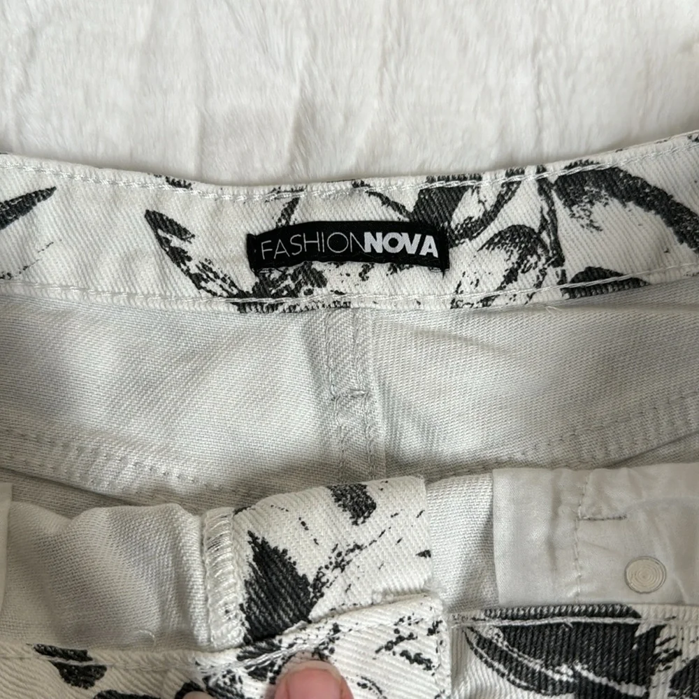 Fashion Nova Black White Tropical Leaf Print Distressed Denim Shorts Size 11